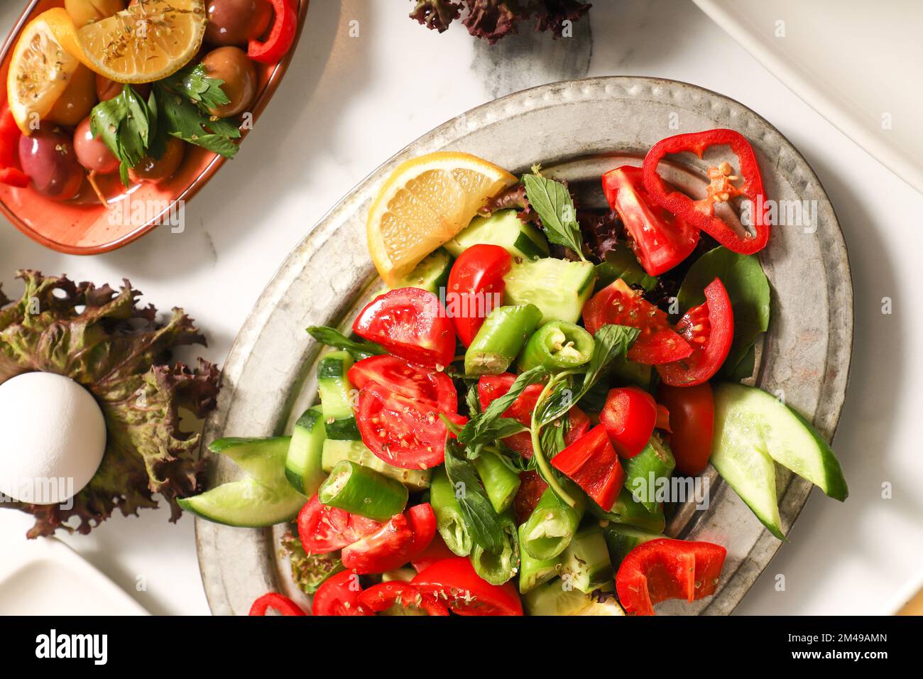 Petit-déjeuner turc traditionnel servi avec du thé turc traditionnel sur une table en marbre Banque D'Images