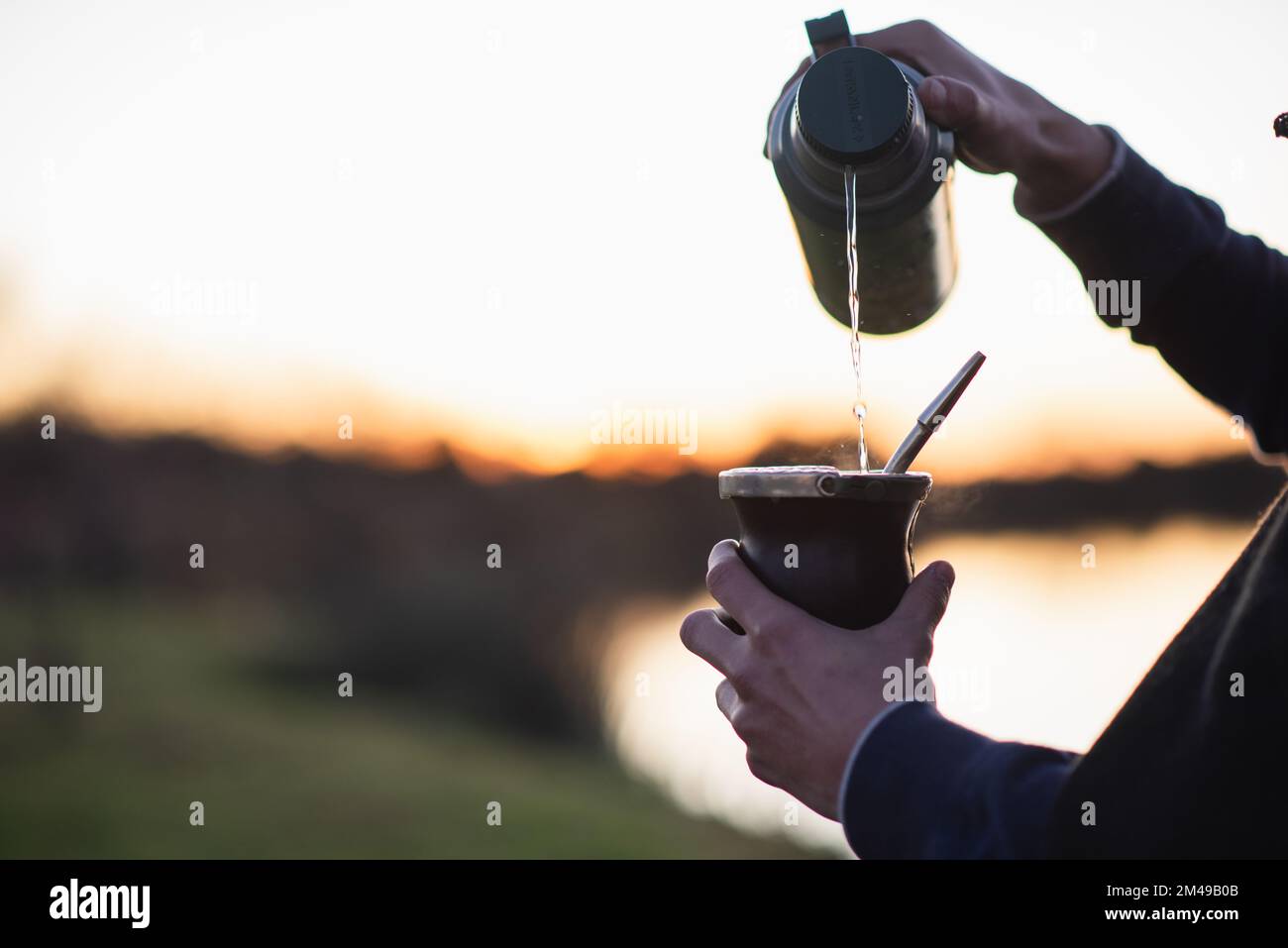 'Mate', une infusion traditionnelle Argentine, en préparation. Il rassemble les gens, et simbolise l'amitié et la proximité; notre culture. Août 2022. Banque D'Images