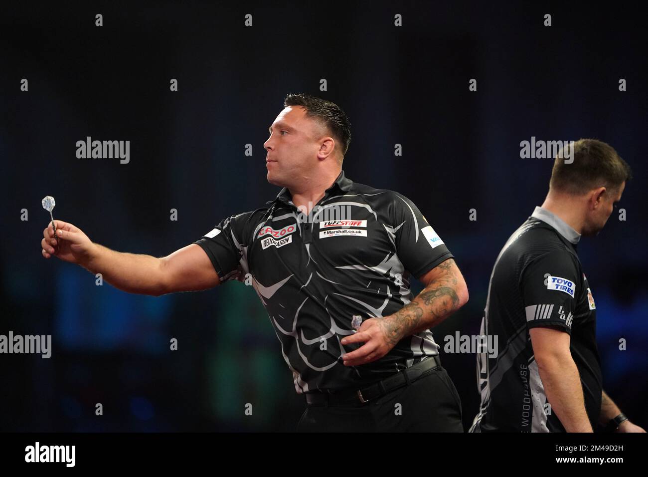 Gerwyn Price au pays de Galles en action contre Luke Woodhouse en Angleterre pendant le cinquième jour du Championnat du monde des fléchettes de Cazoo à Alexandra Palace, Londres. Date de la photo: Lundi 19 décembre 2022. Banque D'Images