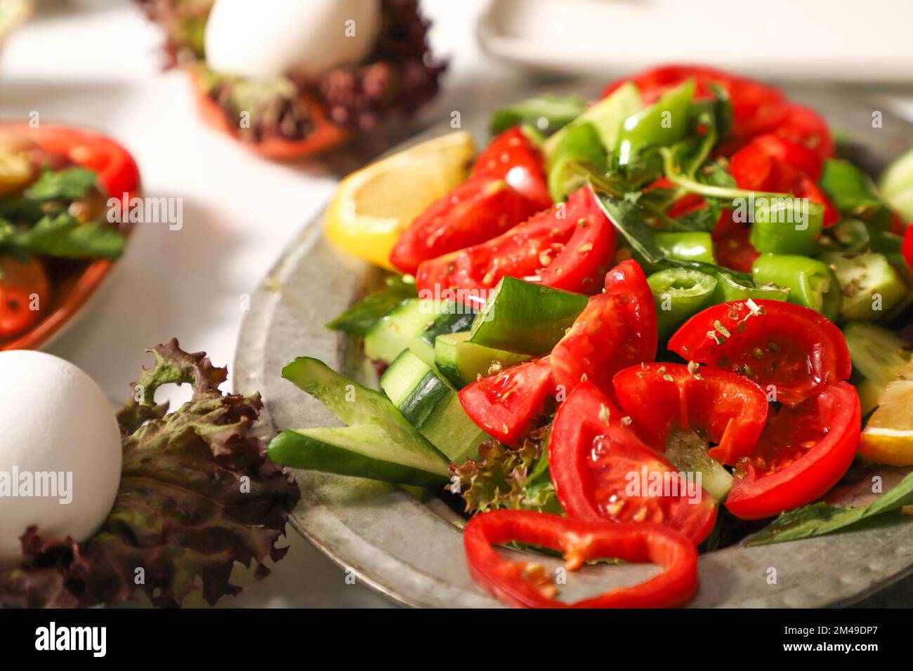 Petit-déjeuner turc traditionnel servi avec du thé turc traditionnel sur une table en marbre Banque D'Images