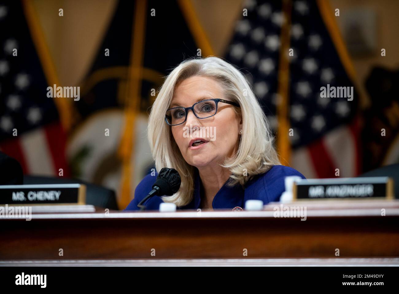 Washington, DC, États-Unis, 19 décembre 2022. COMITÉ spécial DE la Chambre DES REPRÉSENTANTS DES ÉTATS-UNIS pour enquêter sur l'attaque de 6 janvier contre la vice-présidente du Capitole Liz Cheney (républicaine du Wyoming) Présente sa déclaration d'ouverture le dixième jour du comité spécial de la Chambre des États-Unis pour enquêter sur l'attaque de 6 janvier sur l'audience du Capitole des États-Unis à Washington, DC sur 19 décembre 2022. Le comité spécial de la Chambre enquête sur l'attaque du 6 janvier 2021 contre les États-Unis Le Capitole a voté, pour la première fois dans l'histoire des États-Unis, pour renvoyer des accusations criminelles contre un ancien prési des États-Unis Banque D'Images