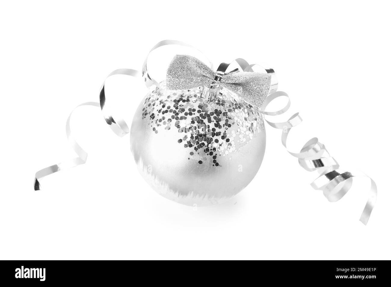 Boule de Noël argentée avec noeud et serpentin sur fond blanc Banque D'Images
