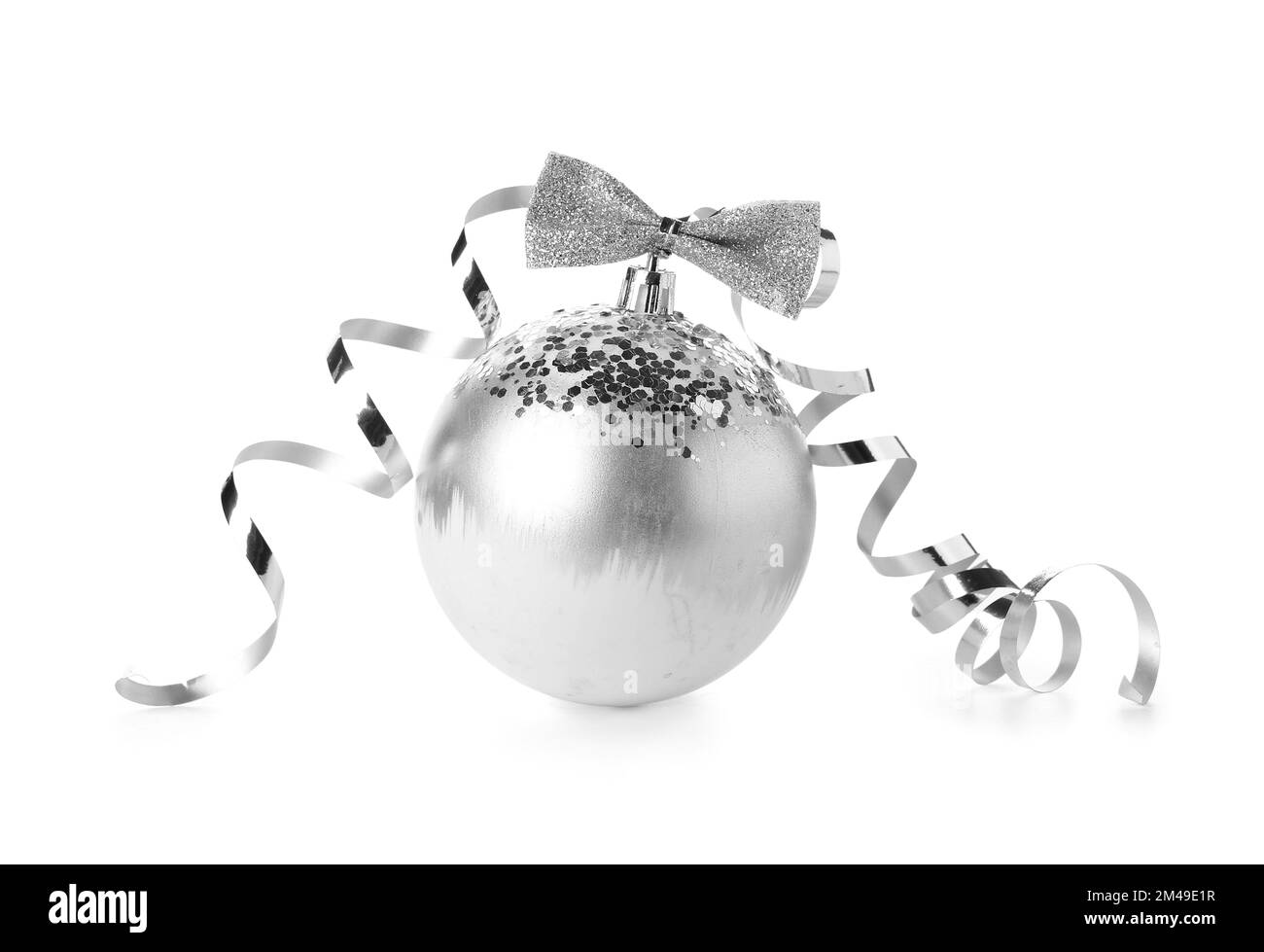 Boule de Noël argentée avec noeud et serpentin sur fond blanc Banque D'Images