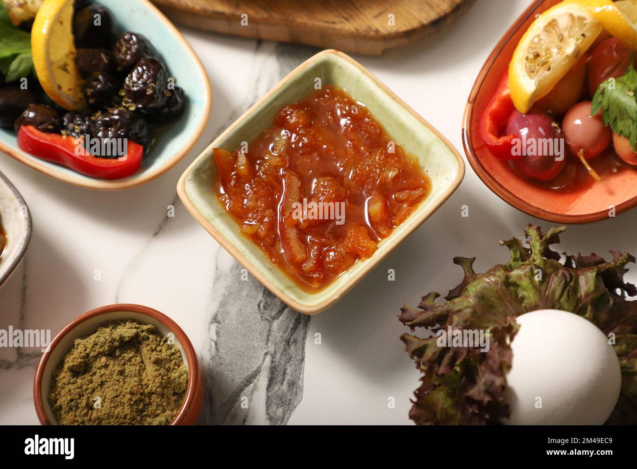 Petit-déjeuner turc traditionnel servi avec du thé turc traditionnel sur une table en marbre Banque D'Images