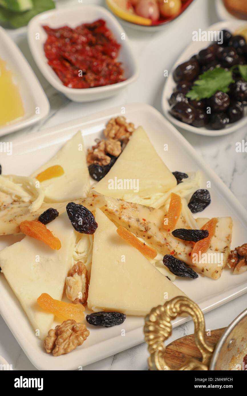 Petit-déjeuner turc traditionnel servi avec du thé turc traditionnel sur une table en marbre Banque D'Images