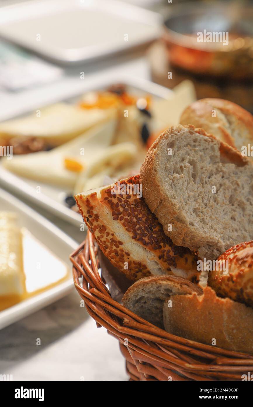 Petit-déjeuner turc traditionnel servi avec du thé turc traditionnel sur une table en marbre Banque D'Images