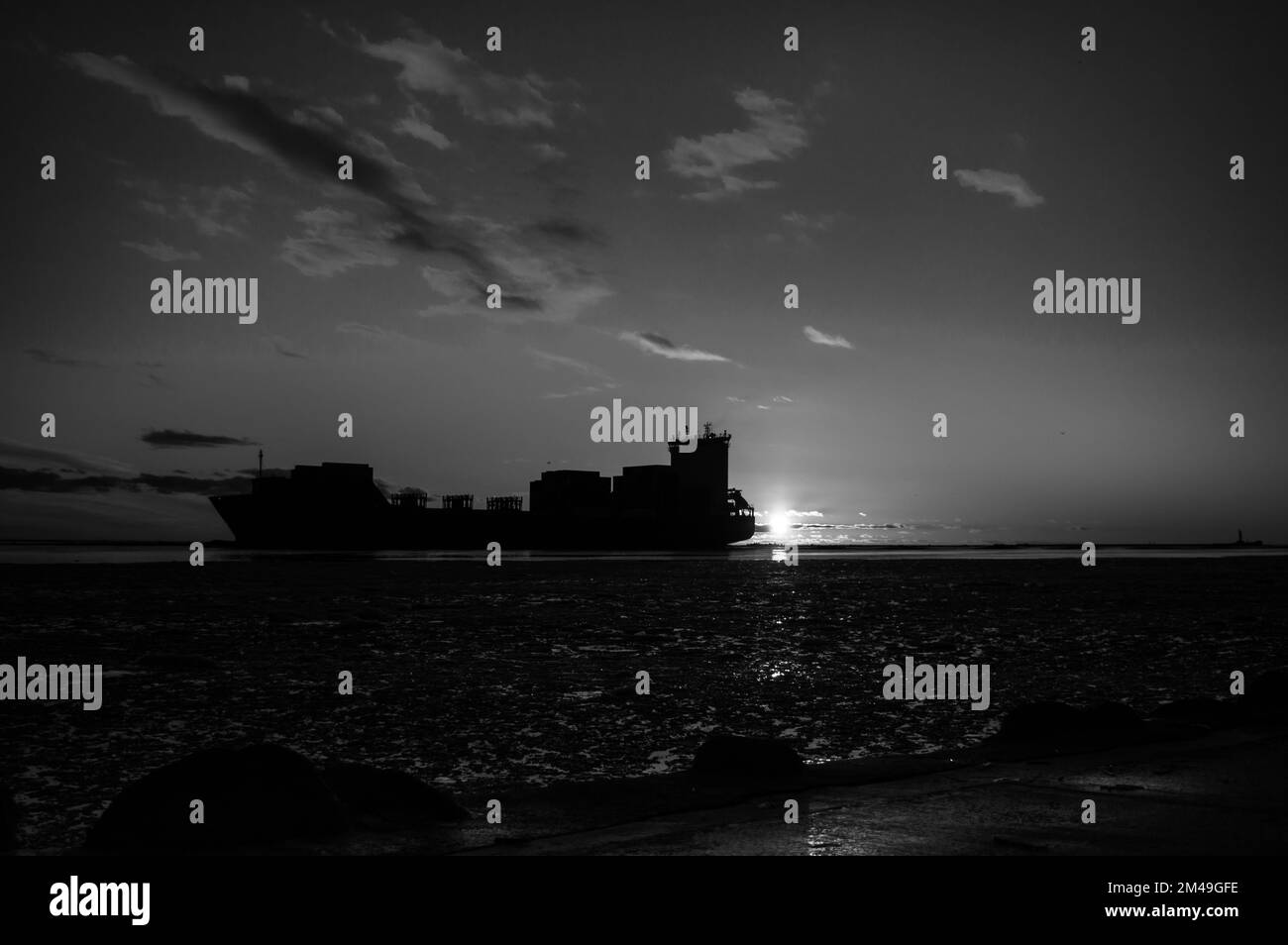 Navire de cargaison sortant du port dans la mer ouverte au sous-ensemble Banque D'Images