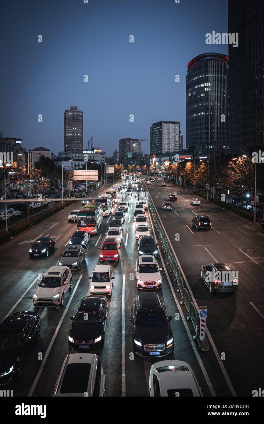 Un cliché vertical de la circulation, des feux et des architectures dans une rue du quartier de Tang Qiao la nuit à Shanghai, en Chine Banque D'Images