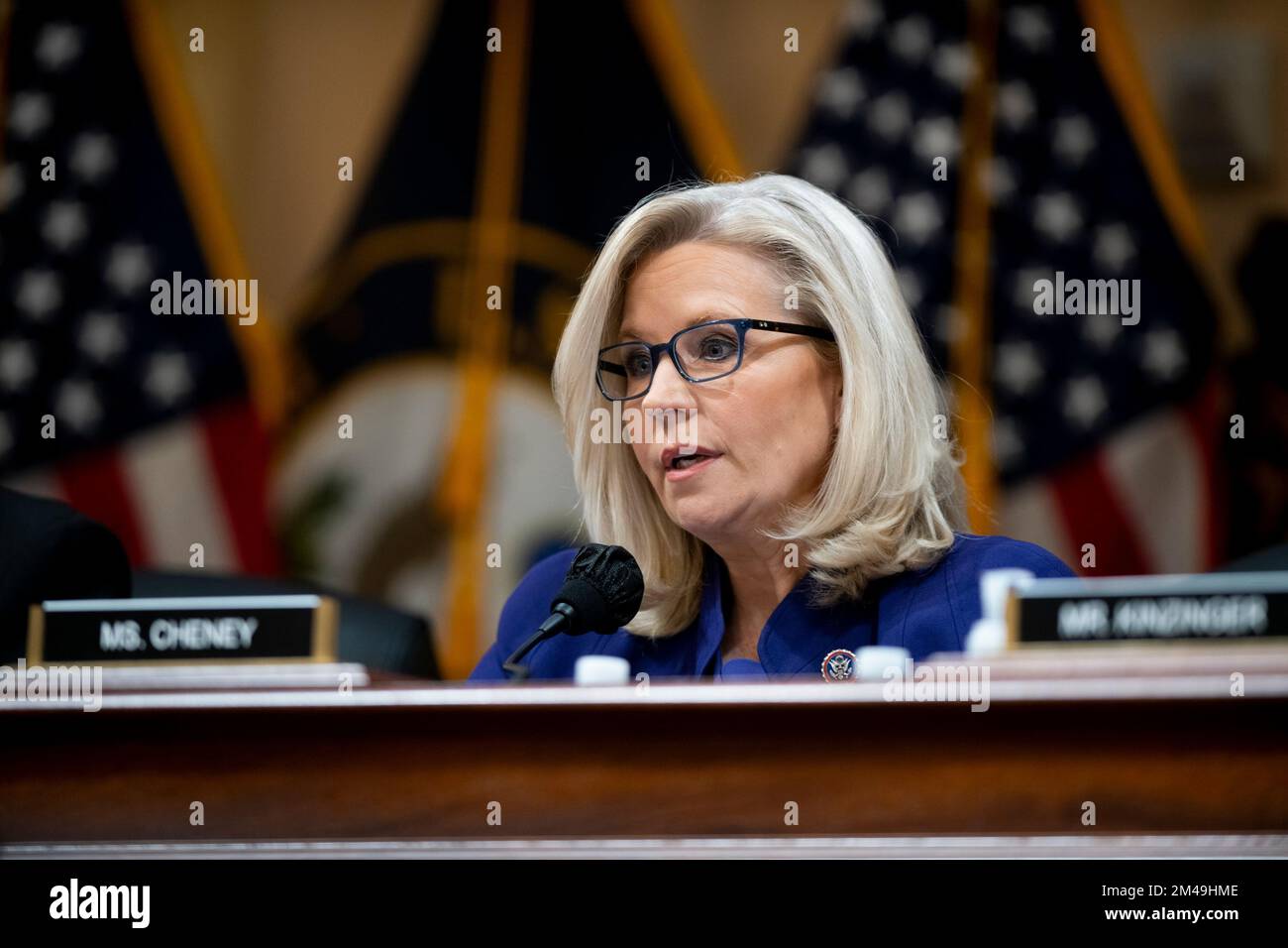 Washington, DC, États-Unis, 19 décembre 2022. COMITÉ spécial DE la Chambre DES REPRÉSENTANTS DES ÉTATS-UNIS pour enquêter sur l'attaque de 6 janvier contre la vice-présidente du Capitole Liz Cheney (républicaine du Wyoming) Présente sa déclaration d'ouverture le dixième jour du comité spécial de la Chambre des États-Unis pour enquêter sur l'attaque de 6 janvier sur l'audience du Capitole des États-Unis à Washington, DC sur 19 décembre 2022. Le comité spécial de la Chambre enquête sur l'attaque du 6 janvier 2021 contre les États-Unis Le Capitole a voté, pour la première fois dans l'histoire des États-Unis, pour renvoyer des accusations criminelles contre un ancien prési des États-Unis Banque D'Images