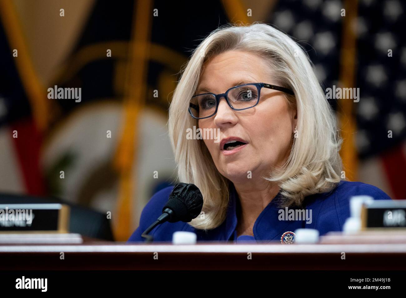 Washington, DC, États-Unis, 19 décembre 2022. COMITÉ spécial DE la Chambre DES REPRÉSENTANTS DES ÉTATS-UNIS pour enquêter sur l'attaque de 6 janvier contre la vice-présidente du Capitole Liz Cheney (républicaine du Wyoming) Présente sa déclaration d'ouverture le dixième jour du comité spécial de la Chambre des États-Unis pour enquêter sur l'attaque de 6 janvier sur l'audience du Capitole des États-Unis à Washington, DC sur 19 décembre 2022. Le comité spécial de la Chambre enquête sur l'attaque du 6 janvier 2021 contre les États-Unis Le Capitole a voté, pour la première fois dans l'histoire des États-Unis, pour renvoyer des accusations criminelles contre un ancien prési des États-Unis Banque D'Images