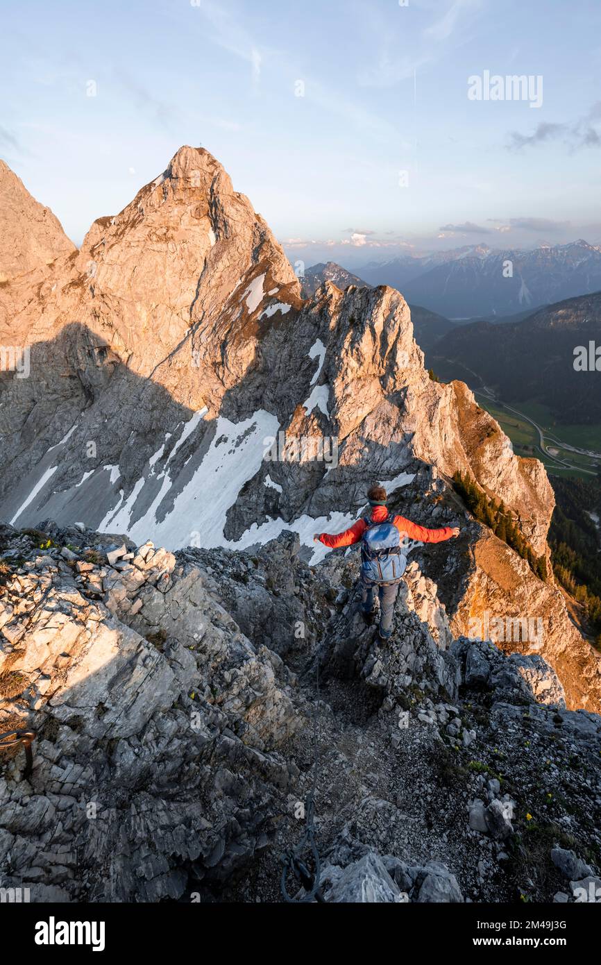 Randonneurs au sommet de Schartschrofen au coucher du soleil, en arrière-plan au sommet rocheux de Rote Flueh dans la lumière du soir, Tannheimer Berge, Allgaeu Banque D'Images