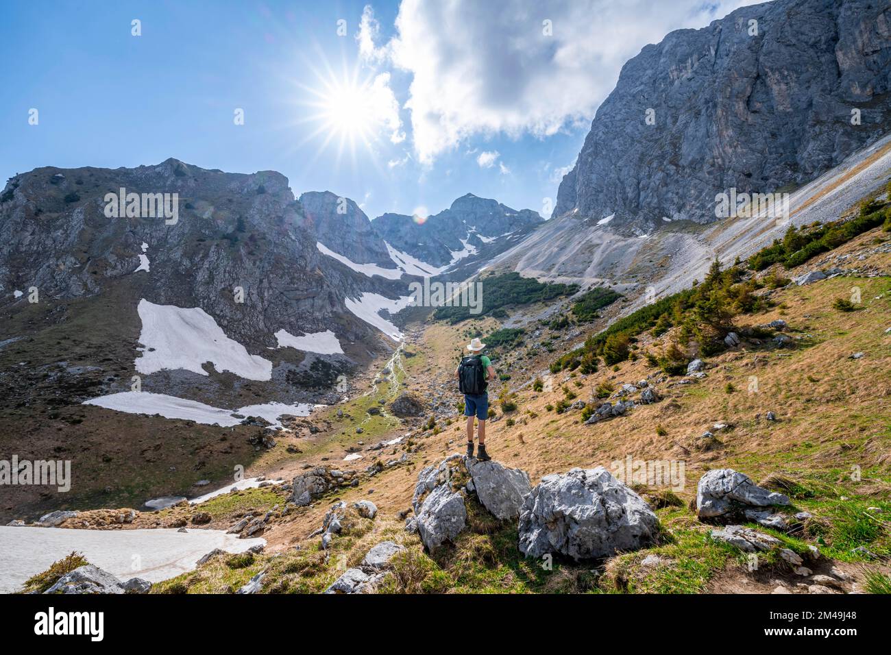 Randonneur debout sur une pierre, sentier de randonnée jusqu'au Rote Flueh, en arrière-plan Gamskar et pics rocheux, Sonnenstern, Tannheimer Berge, Allgaeu Banque D'Images