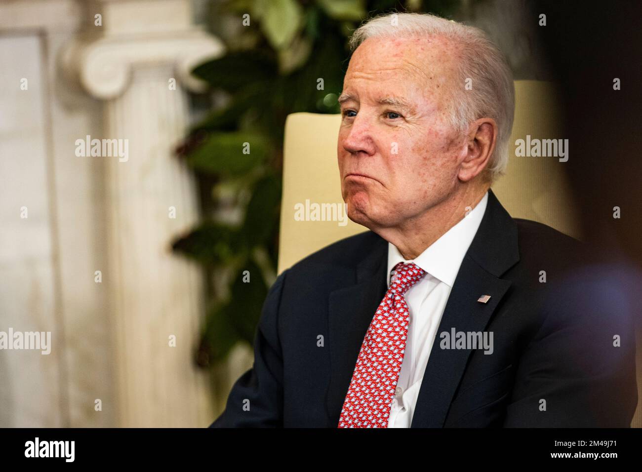 Washington, DC, 19 décembre 2022, le président américain Joe Biden lors d'une réunion avec le président équatorien Guillermo Lasso dans le bureau ovale de la Maison Blanche à Washington, DC, on 19 décembre 2022.Credit: Samuel Corum/Pool via CNP /MediaPunch Banque D'Images