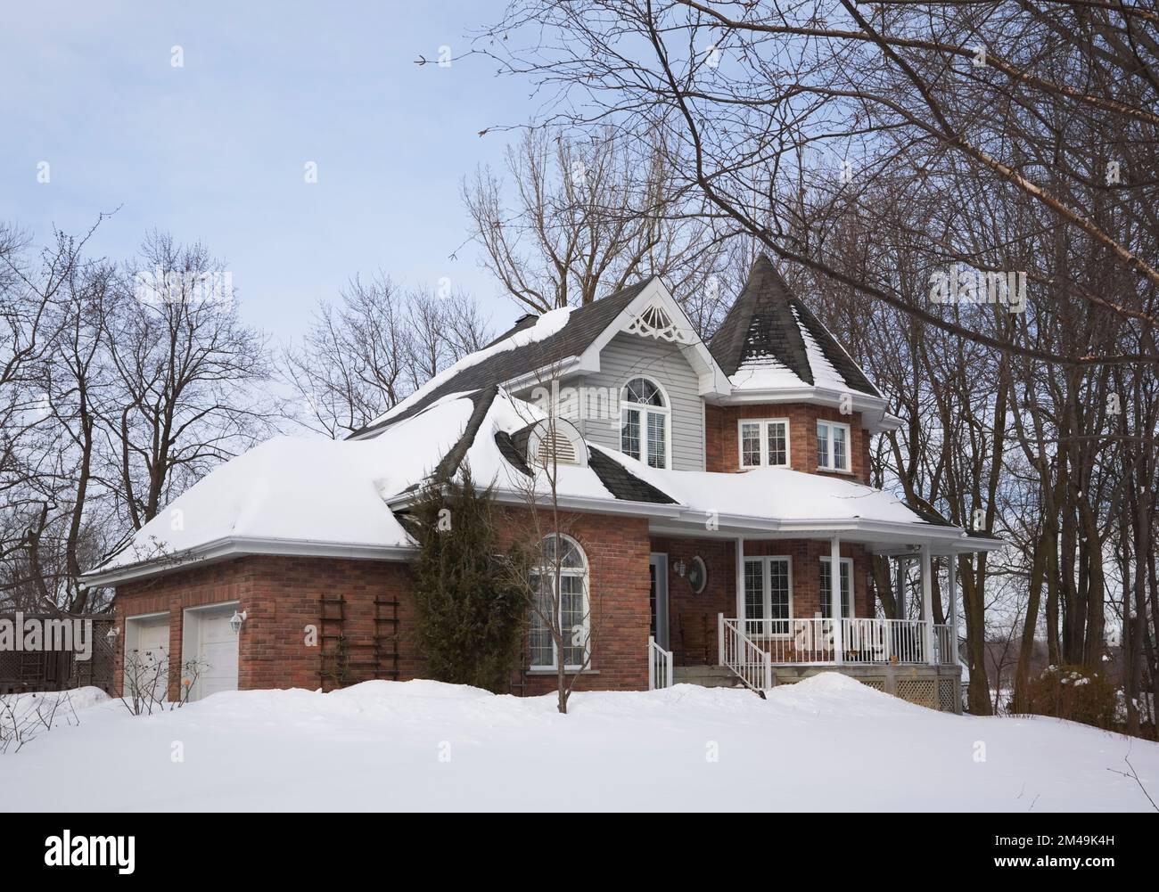Brique rouge avec garniture grise et blanche nouvelle maison de style cottage victorien en hiver. Banque D'Images