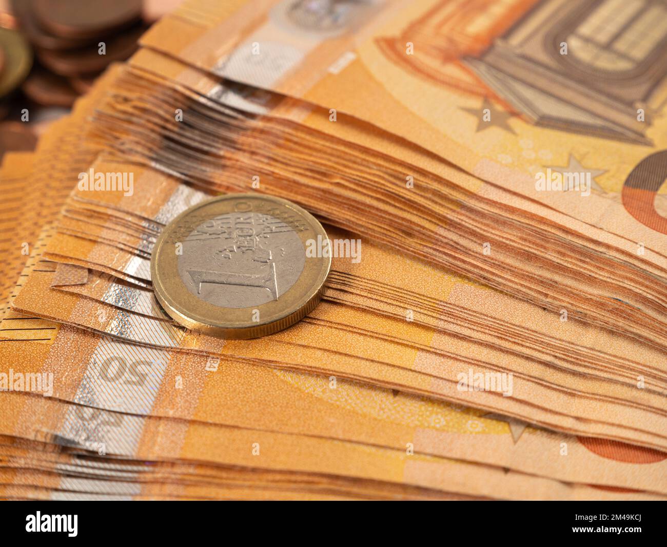 Pièces de monnaie et billets de banque en métal. Un tas de centimes d'euro et une pile de billets en euros. Gros plan. Banque D'Images