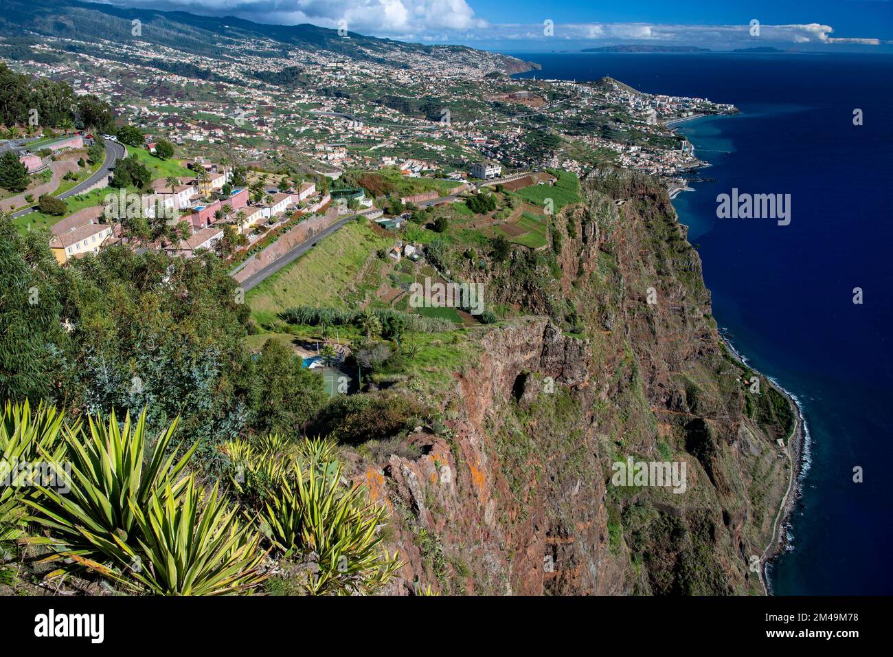 Falaise vue depuis la passerelle à fond de verre, Cabo Girao, Funchal, l'île de Madère, Portugal Banque D'Images