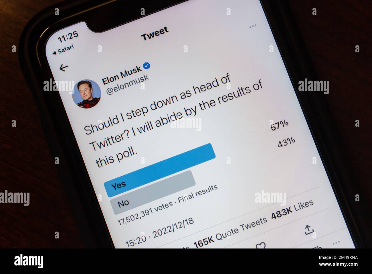 Vancouver, CANADA - décembre 19 2022 : Un vote dans un sondage Twitter « devrais-je descendre à la tête de Twitter? » Par Elon Musk (@elonmusk) sur Twitter vu dans iPhone. Banque D'Images