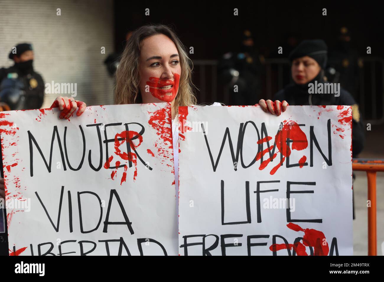 19 décembre 2022, Mexico, Mexique: Des femmes participent à une manifestation devant l'ambassade iranienne au Mexique, pour demander la libération du joueur de football Amir Nasr-Azadani, 26 ans, condamné à mort pour avoir soutenu des manifestations pour les droits des femmes en Iran. Sur 19 décembre 2022 à Mexico, Mexique. (Photo de Luis Cortes/Eyepix Group) Banque D'Images