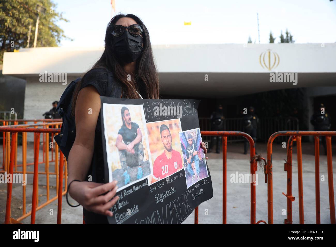 19 décembre 2022, Mexico, Mexique: Des femmes participent à une manifestation devant l'ambassade iranienne au Mexique, pour demander la libération du joueur de football Amir Nasr-Azadani, 26 ans, condamné à mort pour avoir soutenu des manifestations pour les droits des femmes en Iran. Sur 19 décembre 2022 à Mexico, Mexique. (Photo de Luis Cortes/Eyepix Group) Banque D'Images