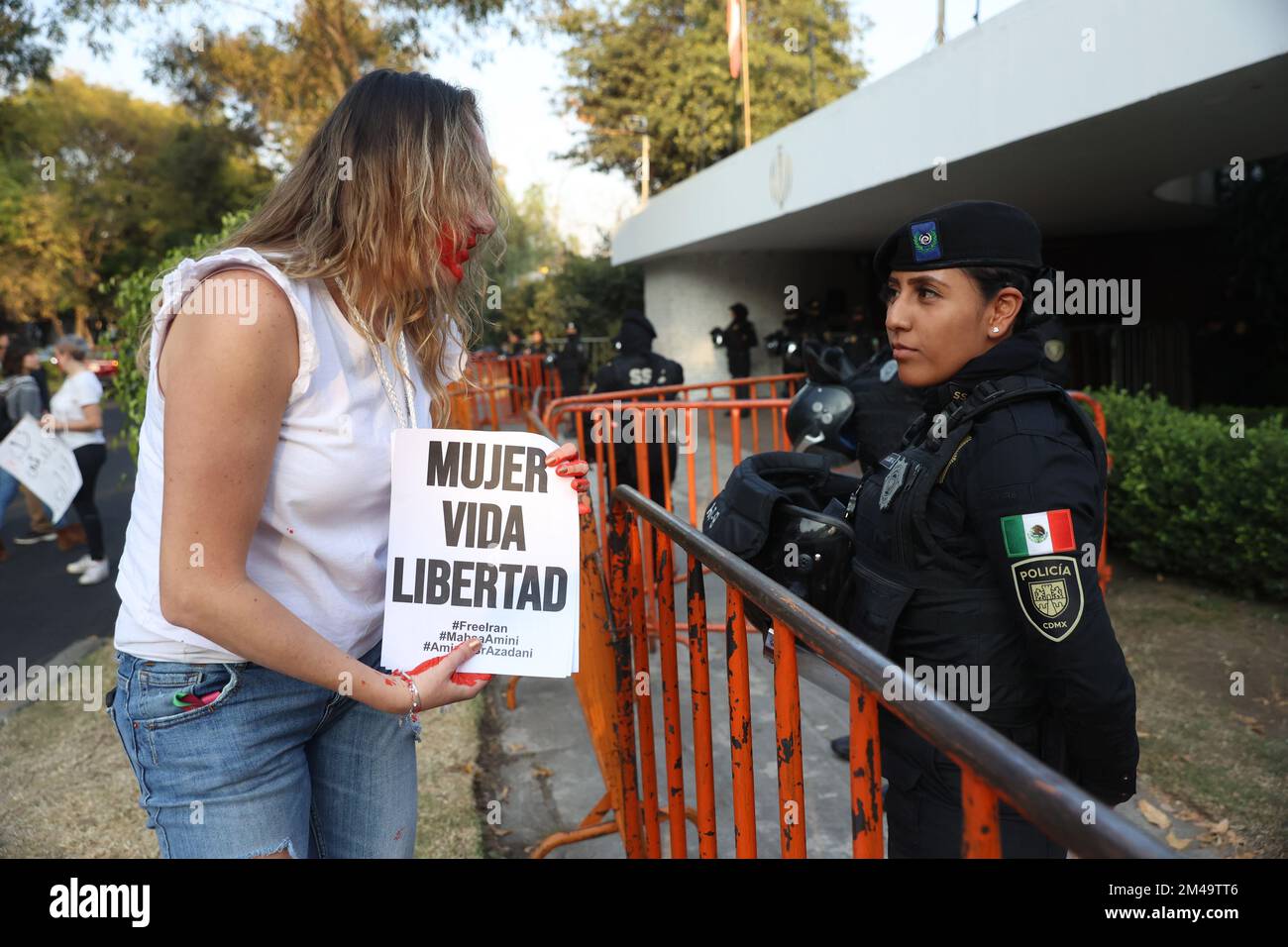 19 décembre 2022, Mexico, Mexique: Des femmes participent à une manifestation devant l'ambassade iranienne au Mexique, pour demander la libération du joueur de football Amir Nasr-Azadani, 26 ans, condamné à mort pour avoir soutenu des manifestations pour les droits des femmes en Iran. Sur 19 décembre 2022 à Mexico, Mexique. (Photo de Luis Cortes/Eyepix Group) Banque D'Images