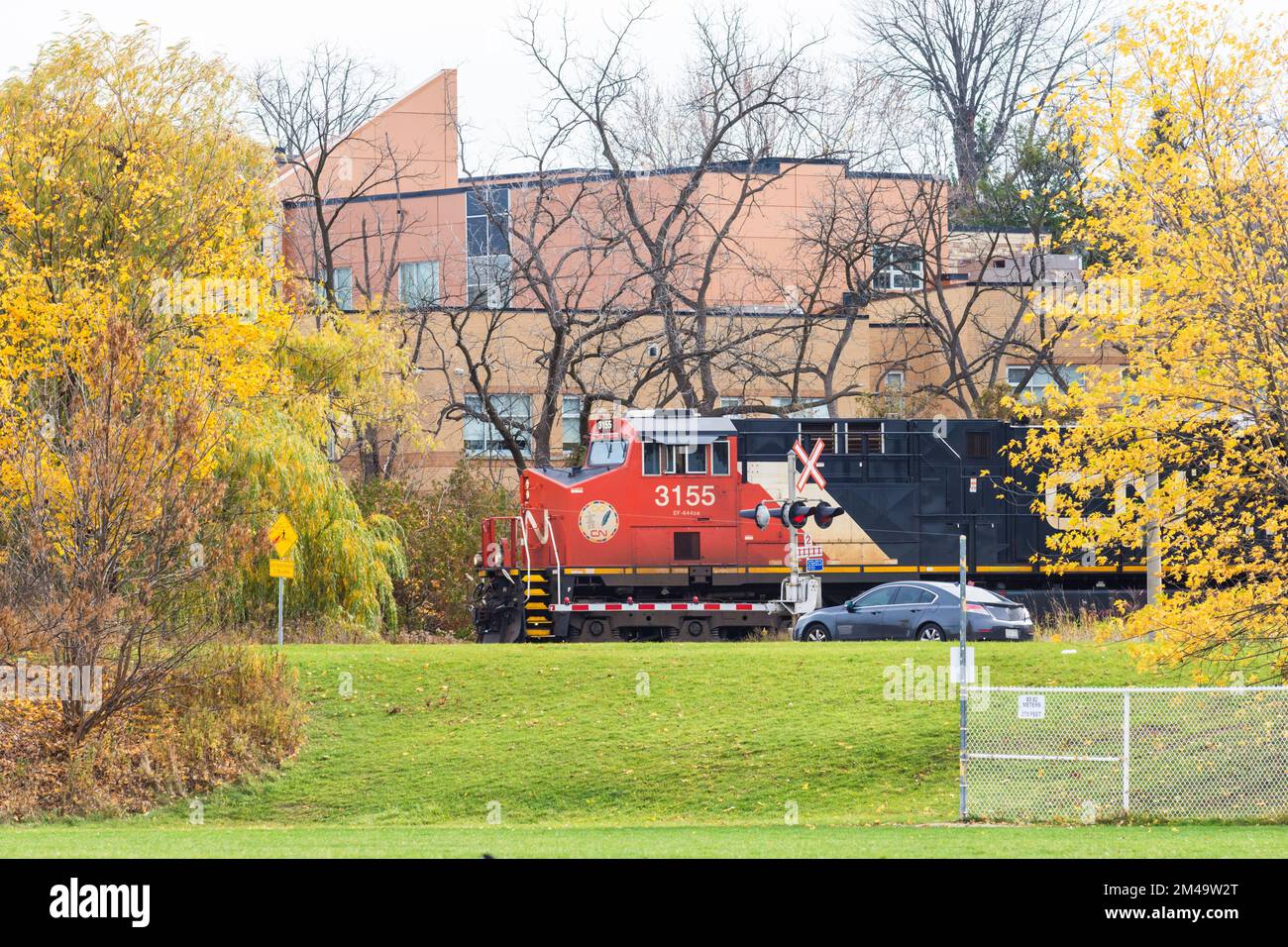 Train du CN (chemin de fer de la Nation canadienne) transportant des marchandises au passage à niveau, Richmond Hill (Ontario), Canada Banque D'Images