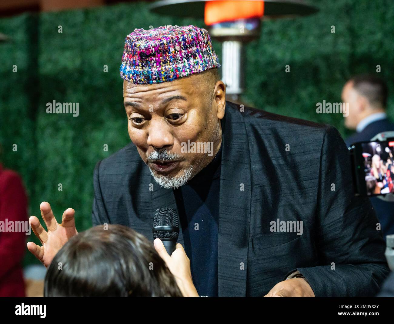 Le danseur et chorégraphe Alonzo King, qui s'est exprimé devant un journaliste sur le tapis rouge lors de la cérémonie d'initiation au California Museum's Hall of Fame. Banque D'Images