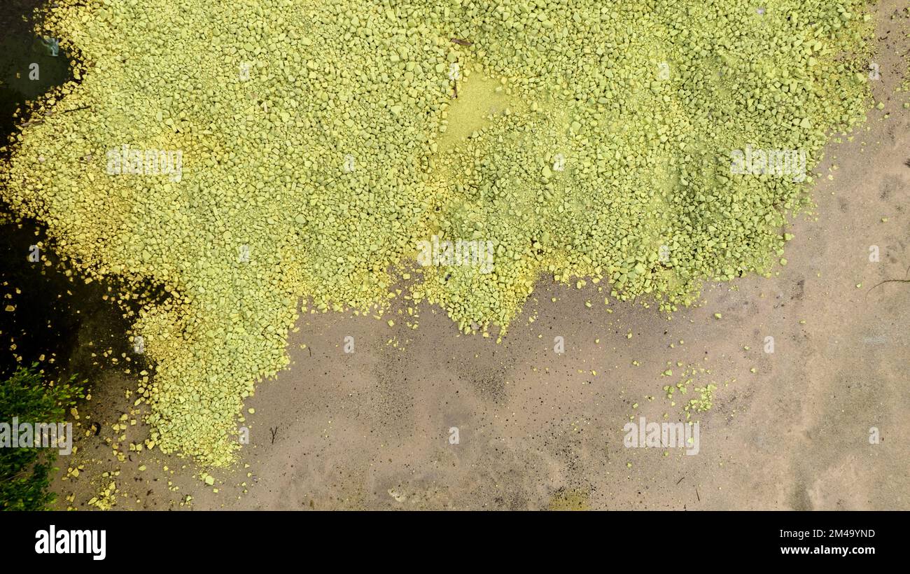 Déchets chimiques toxiques provenant de l'industrie industrielle. Poudre de soufre jaune. Déchets dangereux. Déchets toxiques acides dans le concept d'usine. Pollution des déchets toxiques. Sol Banque D'Images