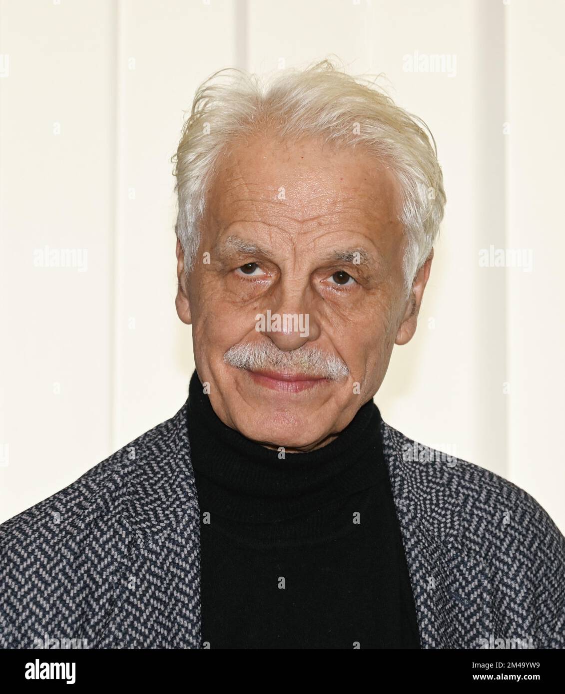 Milan, Italie. 19th décembre 2022. Milano, Italie ARNOLDO MONDADORI les livres pour changer la présentation mondiale de la fiction docu par Francesco Miccichè réalisateur interprété par Michele Placido, Valeria Cavalli, Flavio Parenti, Brenno Placido, Valentina Ghelfi, Produit par Gloria Giorgianni et Torre Sansonetti à partir de dans la photo:Michele Placido crédit: Agence de photo indépendante/Alamy Live News Banque D'Images