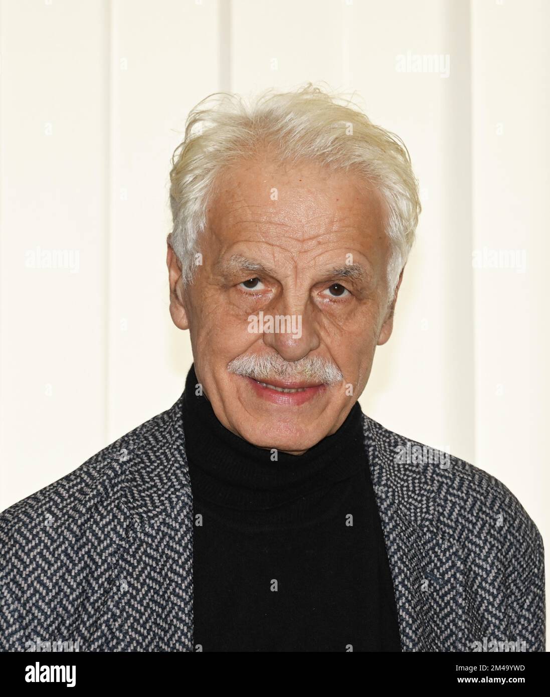 Milan, Italie. 19th décembre 2022. Milano, Italie ARNOLDO MONDADORI les livres pour changer la présentation mondiale de la fiction docu par Francesco Miccichè réalisateur interprété par Michele Placido, Valeria Cavalli, Flavio Parenti, Brenno Placido, Valentina Ghelfi, Produit par Gloria Giorgianni et Torre Sansonetti à partir de dans la photo:Michele Placido crédit: Agence de photo indépendante/Alamy Live News Banque D'Images