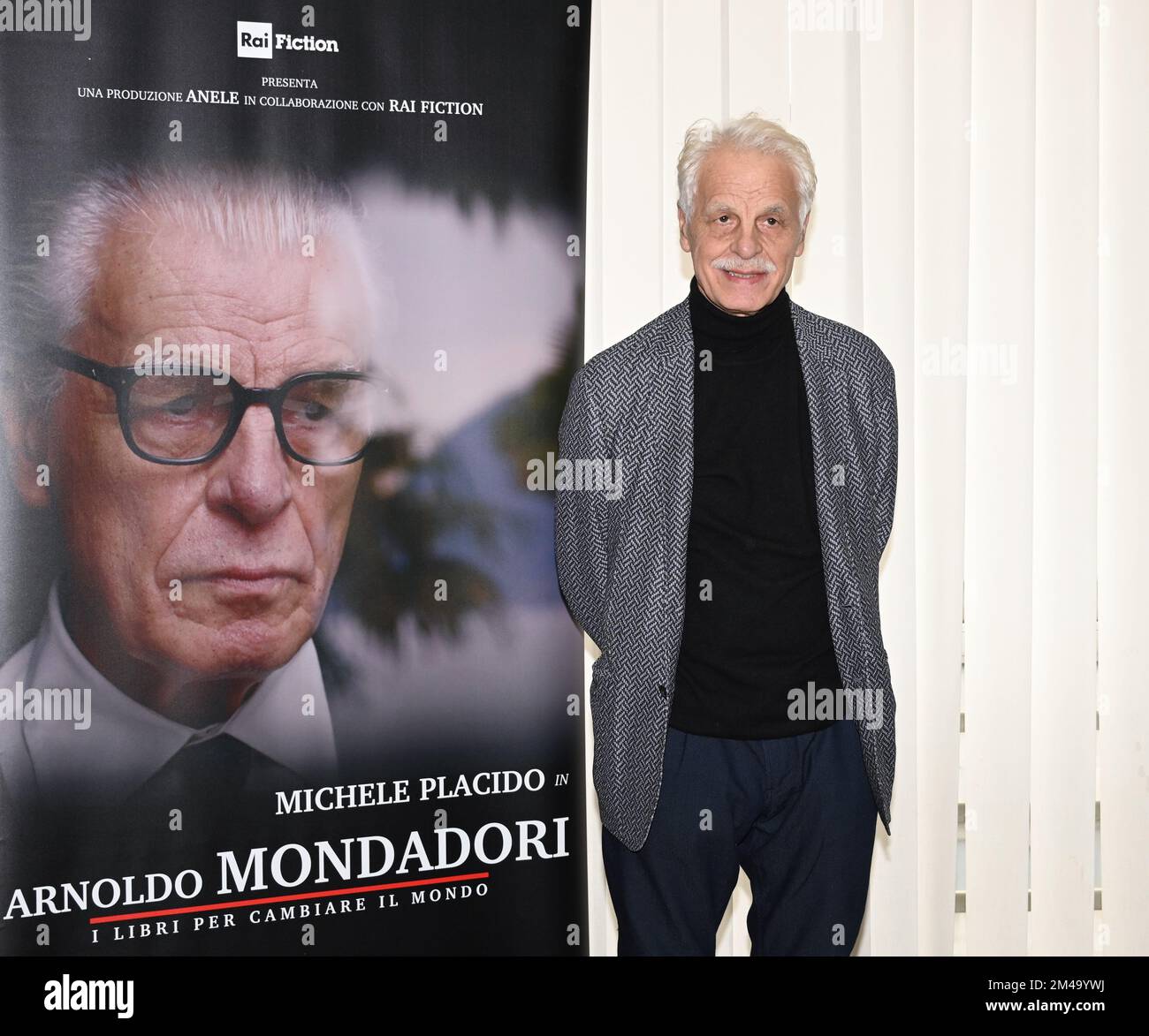 Milan, Italie. 19th décembre 2022. Milano, Italie ARNOLDO MONDADORI les livres pour changer la présentation mondiale de la fiction docu par Francesco Miccichè réalisateur interprété par Michele Placido, Valeria Cavalli, Flavio Parenti, Brenno Placido, Valentina Ghelfi, Produit par Gloria Giorgianni et Torre Sansonetti à partir de dans la photo:Michele Placido crédit: Agence de photo indépendante/Alamy Live News Banque D'Images