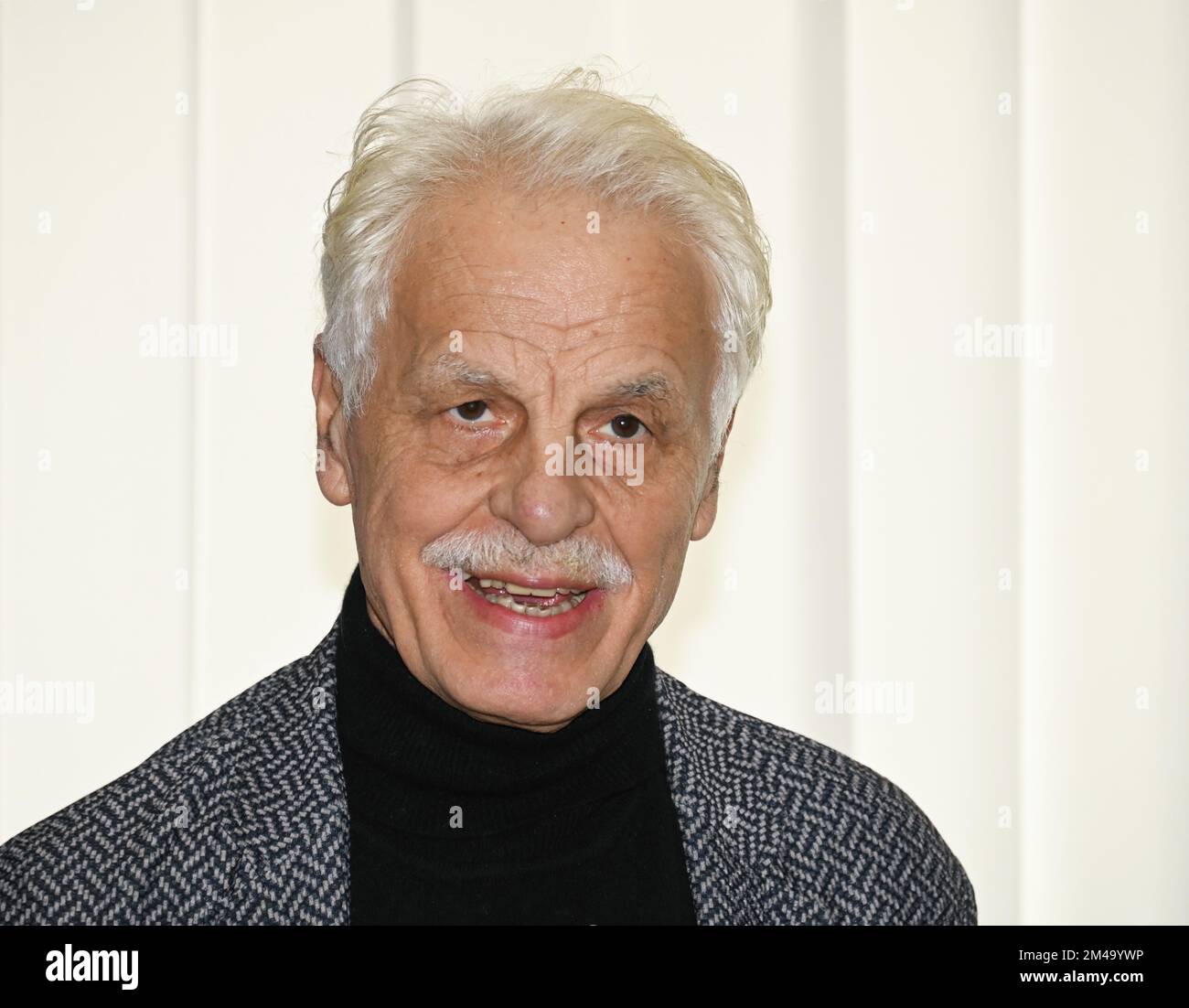 Milan, Italie. 19th décembre 2022. Milano, Italie ARNOLDO MONDADORI les livres pour changer la présentation mondiale de la fiction docu par Francesco Miccichè réalisateur interprété par Michele Placido, Valeria Cavalli, Flavio Parenti, Brenno Placido, Valentina Ghelfi, Produit par Gloria Giorgianni et Torre Sansonetti à partir de dans la photo:Michele Placido crédit: Agence de photo indépendante/Alamy Live News Banque D'Images