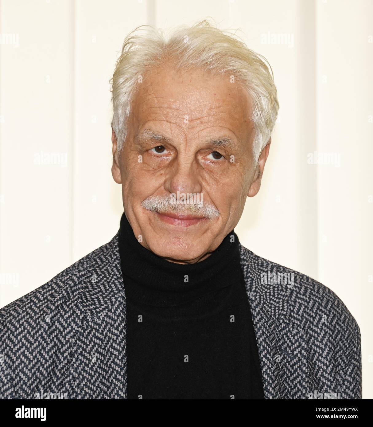 Milan, Italie. 19th décembre 2022. Milano, Italie ARNOLDO MONDADORI les livres pour changer la présentation mondiale de la fiction docu par Francesco Miccichè réalisateur interprété par Michele Placido, Valeria Cavalli, Flavio Parenti, Brenno Placido, Valentina Ghelfi, Produit par Gloria Giorgianni et Torre Sansonetti à partir de dans la photo:Michele Placido crédit: Agence de photo indépendante/Alamy Live News Banque D'Images