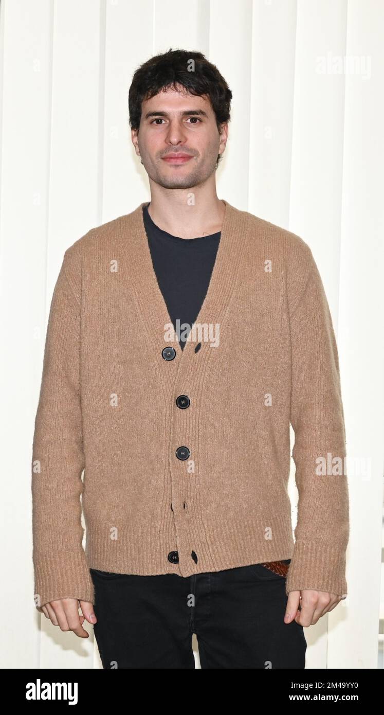 Milan, Italie. 19th décembre 2022. Milano, Italie ARNOLDO MONDADORI les livres pour changer la présentation mondiale de la fiction docu par Francesco Miccichè réalisateur interprété par Michele Placido, Valeria Cavalli, Flavio Parenti, Brenno Placido, Valentina Ghelfi, Produit par Gloria Giorgianni et Torre Sansonetti à partir de dans l'image:Brenno Placido crédit: Agence de photo indépendante/Alamy Live News Banque D'Images