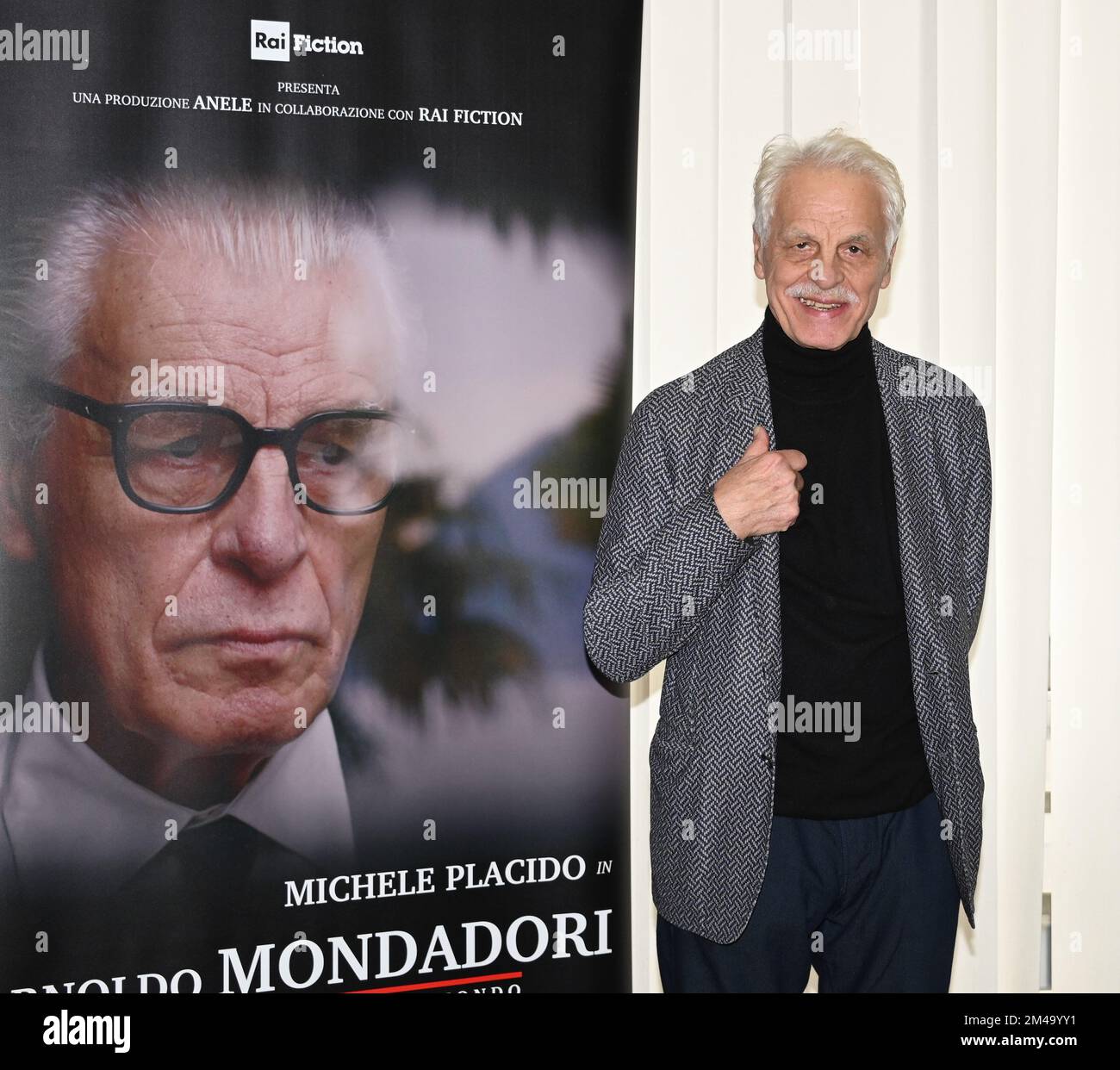 Milan, Italie. 19th décembre 2022. Milano, Italie ARNOLDO MONDADORI les livres pour changer la présentation mondiale de la fiction docu par Francesco Miccichè réalisateur interprété par Michele Placido, Valeria Cavalli, Flavio Parenti, Brenno Placido, Valentina Ghelfi, Produit par Gloria Giorgianni et Torre Sansonetti à partir de dans la photo:Michele Placido crédit: Agence de photo indépendante/Alamy Live News Banque D'Images