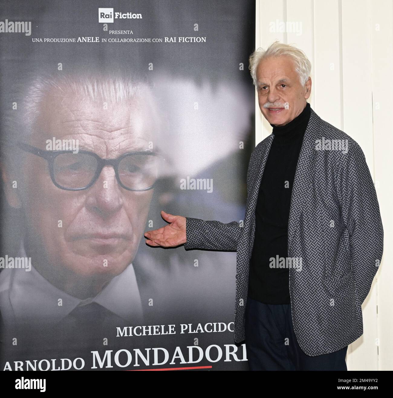 Milan, Italie. 19th décembre 2022. Milano, Italie ARNOLDO MONDADORI les livres pour changer la présentation mondiale de la fiction docu par Francesco Miccichè réalisateur interprété par Michele Placido, Valeria Cavalli, Flavio Parenti, Brenno Placido, Valentina Ghelfi, Produit par Gloria Giorgianni et Torre Sansonetti à partir de dans la photo:Michele Placido crédit: Agence de photo indépendante/Alamy Live News Banque D'Images