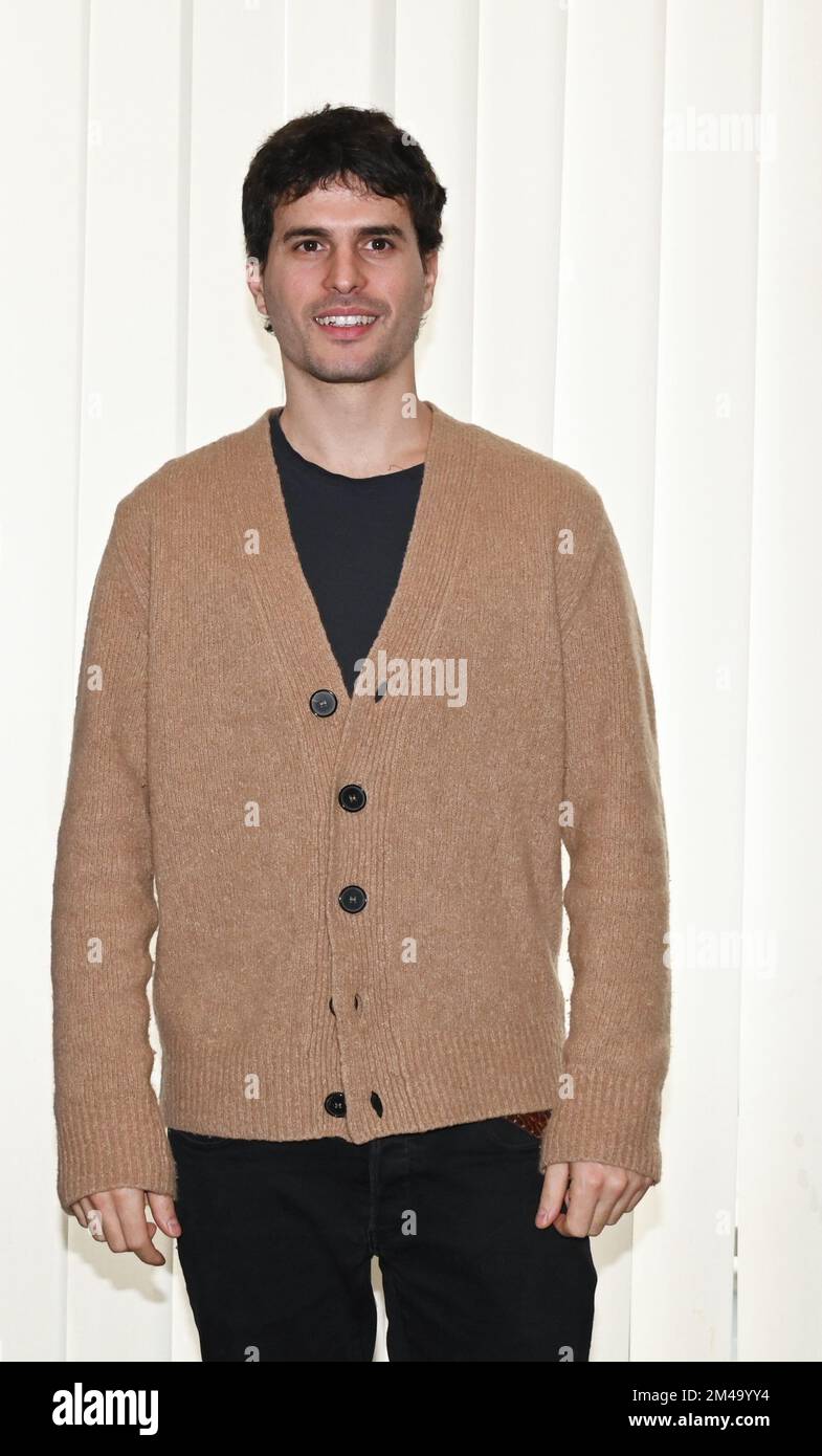 Milan, Italie. 19th décembre 2022. Milano, Italie ARNOLDO MONDADORI les livres pour changer la présentation mondiale de la fiction docu par Francesco Miccichè réalisateur interprété par Michele Placido, Valeria Cavalli, Flavio Parenti, Brenno Placido, Valentina Ghelfi, Produit par Gloria Giorgianni et Torre Sansonetti à partir de dans l'image:Brenno Placido crédit: Agence de photo indépendante/Alamy Live News Banque D'Images