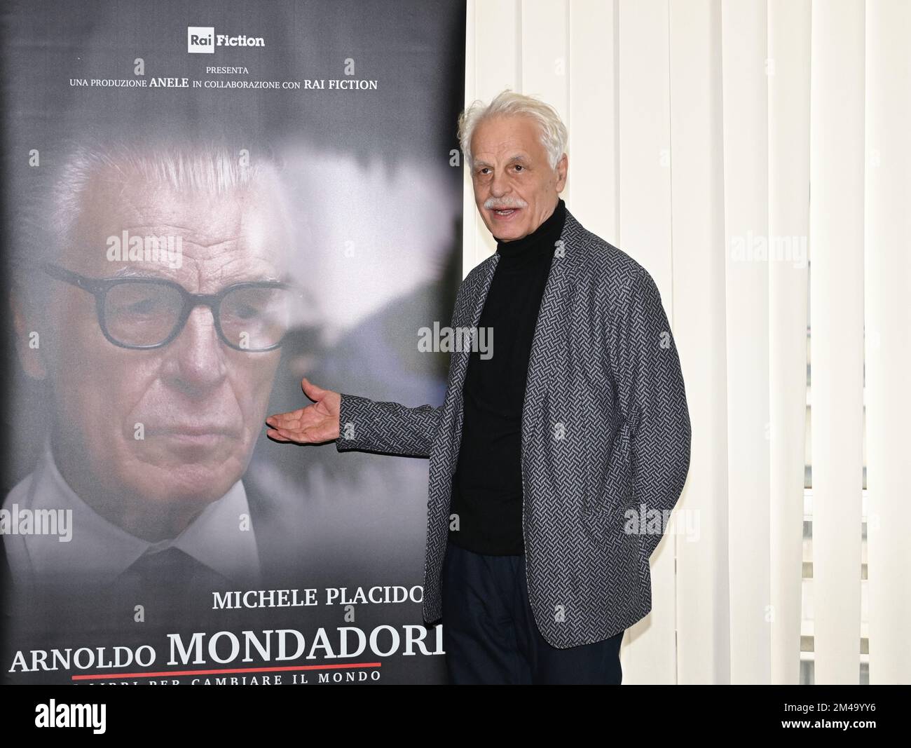 Milan, Italie. 19th décembre 2022. Milano, Italie ARNOLDO MONDADORI les livres pour changer la présentation mondiale de la fiction docu par Francesco Miccichè réalisateur interprété par Michele Placido, Valeria Cavalli, Flavio Parenti, Brenno Placido, Valentina Ghelfi, Produit par Gloria Giorgianni et Torre Sansonetti à partir de dans la photo:Michele Placido crédit: Agence de photo indépendante/Alamy Live News Banque D'Images