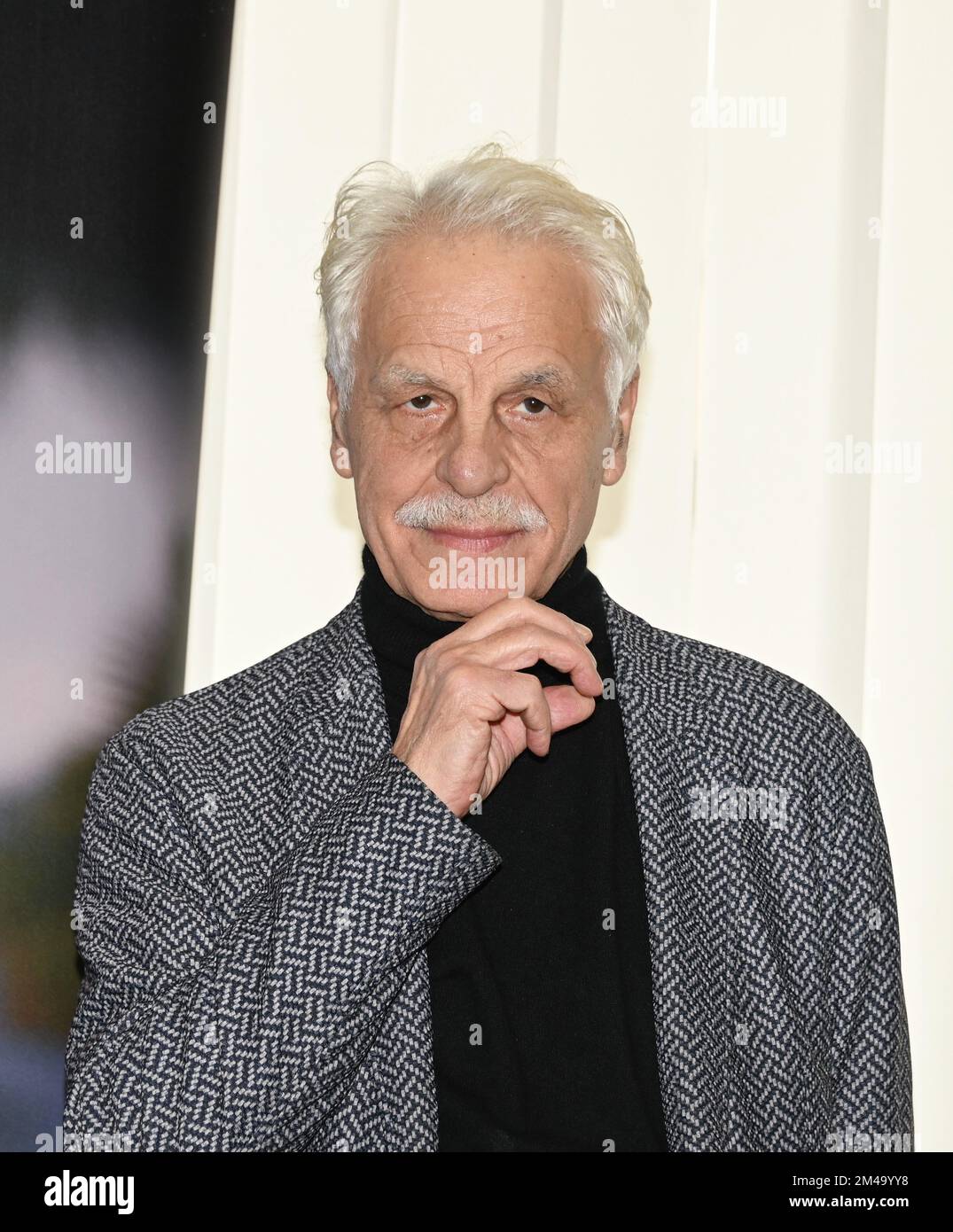 Milan, Italie. 19th décembre 2022. Milano, Italie ARNOLDO MONDADORI les livres pour changer la présentation mondiale de la fiction docu par Francesco Miccichè réalisateur interprété par Michele Placido, Valeria Cavalli, Flavio Parenti, Brenno Placido, Valentina Ghelfi, Produit par Gloria Giorgianni et Torre Sansonetti à partir de dans la photo:Michele Placido crédit: Agence de photo indépendante/Alamy Live News Banque D'Images