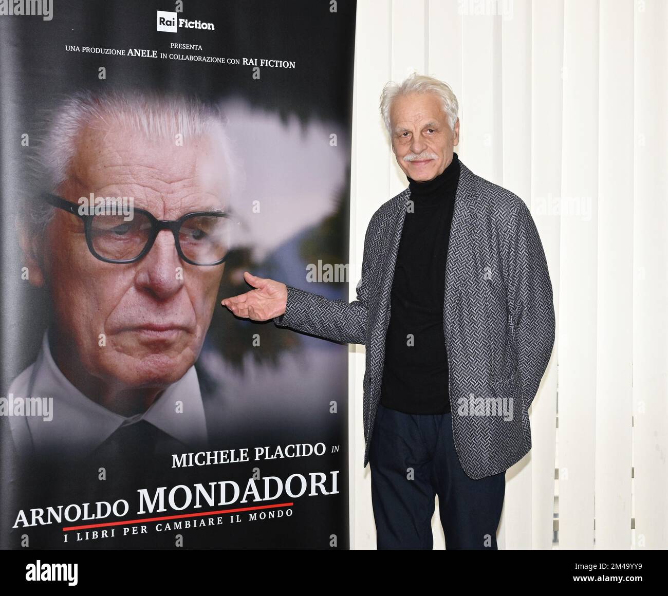 Milan, Italie. 19th décembre 2022. Milano, Italie ARNOLDO MONDADORI les livres pour changer la présentation mondiale de la fiction docu par Francesco Miccichè réalisateur interprété par Michele Placido, Valeria Cavalli, Flavio Parenti, Brenno Placido, Valentina Ghelfi, Produit par Gloria Giorgianni et Torre Sansonetti à partir de dans la photo:Michele Placido crédit: Agence de photo indépendante/Alamy Live News Banque D'Images