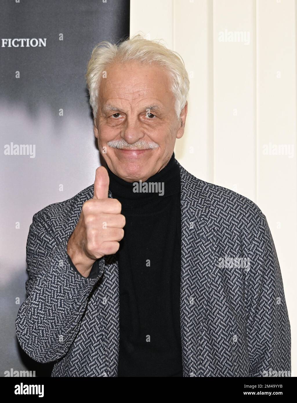 Milan, Italie. 19th décembre 2022. Milano, Italie ARNOLDO MONDADORI les livres pour changer la présentation mondiale de la fiction docu par Francesco Miccichè réalisateur interprété par Michele Placido, Valeria Cavalli, Flavio Parenti, Brenno Placido, Valentina Ghelfi, Produit par Gloria Giorgianni et Torre Sansonetti à partir de dans la photo:Michele Placido crédit: Agence de photo indépendante/Alamy Live News Banque D'Images