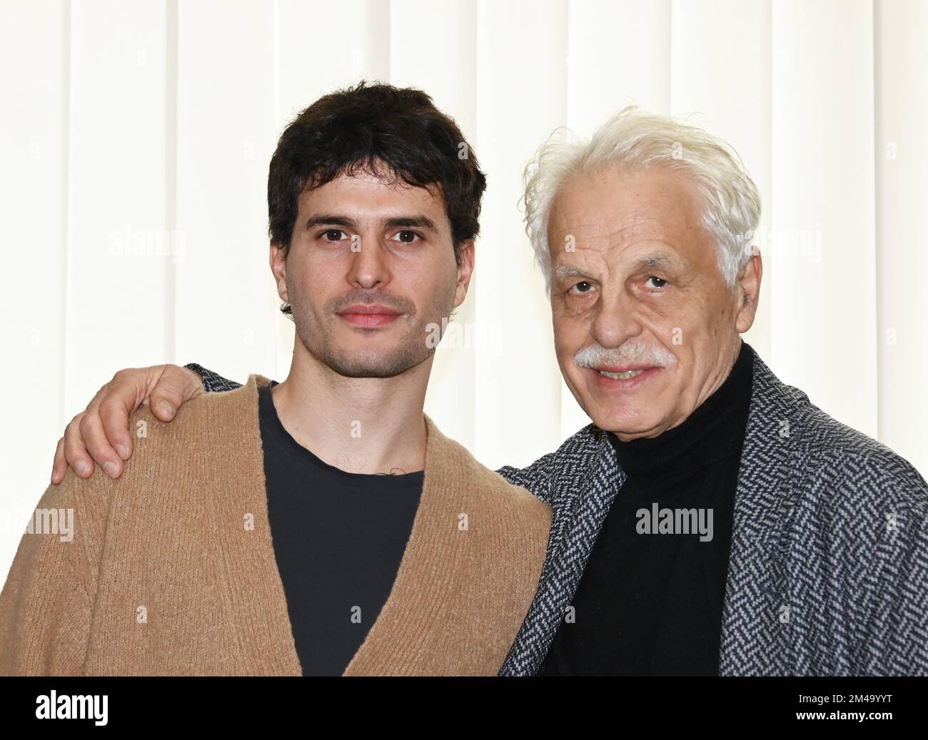 Milan, Italie. 19th décembre 2022. Milano, Italie ARNOLDO MONDADORI les livres pour changer la présentation mondiale de la fiction docu par Francesco Miccichè réalisateur interprété par Michele Placido, Valeria Cavalli, Flavio Parenti, Brenno Placido, Valentina Ghelfi, Produit par Gloria Giorgianni et Torre Sansonetti à partir de dans la photo:Michele Placido Brennus Placido crédit: Agence de photo indépendante/Alamy Live News Banque D'Images