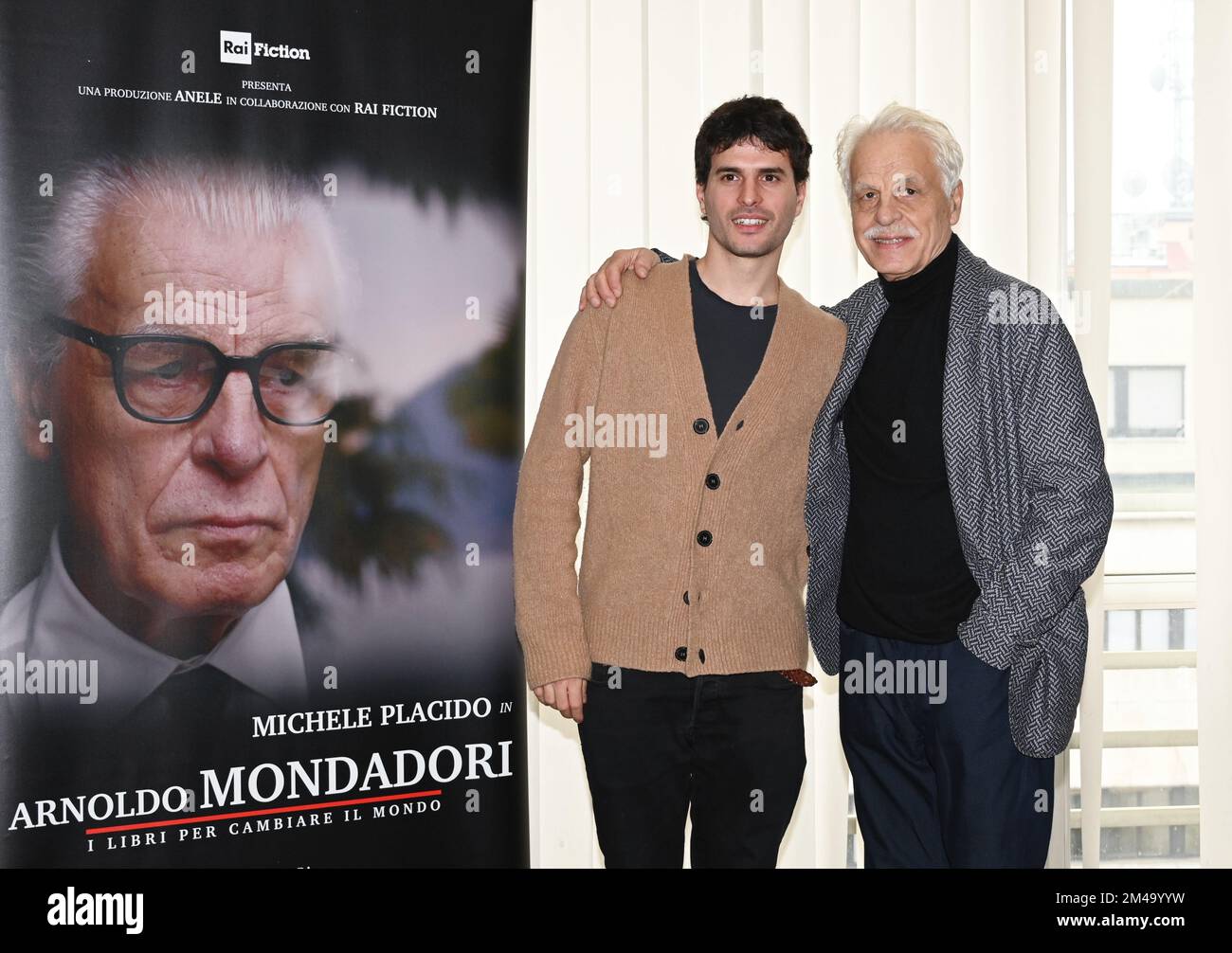 Milan, Italie. 19th décembre 2022. Milano, Italie ARNOLDO MONDADORI les livres pour changer la présentation mondiale de la fiction docu par Francesco Miccichè réalisateur interprété par Michele Placido, Valeria Cavalli, Flavio Parenti, Brenno Placido, Valentina Ghelfi, Produit par Gloria Giorgianni et Torre Sansonetti à partir de dans la photo:Michele Placido Brennus Placido crédit: Agence de photo indépendante/Alamy Live News Banque D'Images