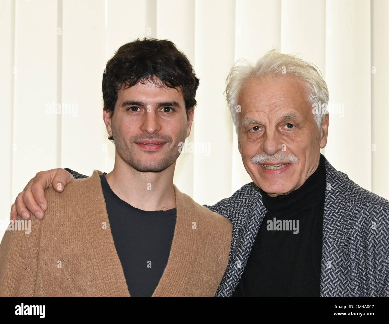 Milan, Italie. 19th décembre 2022. Milano, Italie ARNOLDO MONDADORI les livres pour changer la présentation mondiale de la fiction docu par Francesco Miccichè réalisateur interprété par Michele Placido, Valeria Cavalli, Flavio Parenti, Brenno Placido, Valentina Ghelfi, Produit par Gloria Giorgianni et Torre Sansonetti à partir de dans la photo:Michele Placido Brennus Placido crédit: Agence de photo indépendante/Alamy Live News Banque D'Images