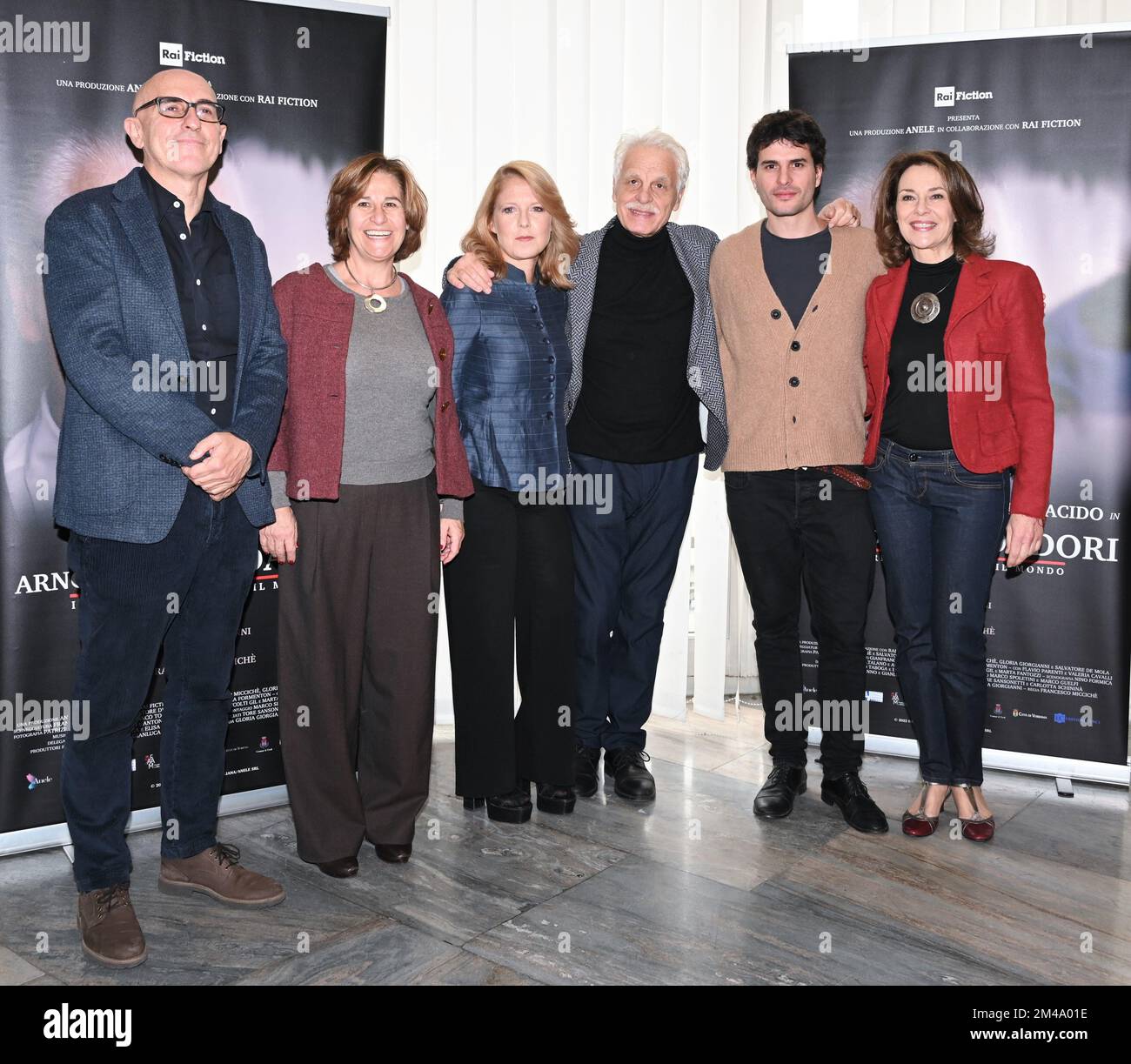 Milan, Italie. 19th décembre 2022. Milano, Italie ARNOLDO MONDADORI les livres pour changer la présentation mondiale de la fiction docu par Francesco Miccichè réalisateur interprété par Michele Placido, Valeria Cavalli, Flavio Parenti, Brenno Placido, Valentina Ghelfi, Produit par Gloria Giorgianni et Torre Sansonetti à partir de dans la photo:Michele Placido, Brenno Placido, Francesco Miccichè, Valeria Cavalli, Gloria Giorgiann crédit: Agence de photo indépendante/Alamy Live News Banque D'Images