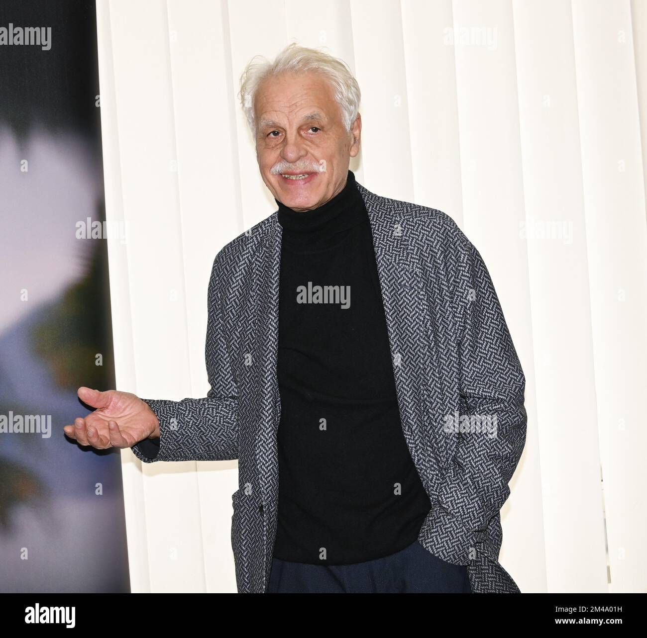 Milan, Italie. 19th décembre 2022. Milano, Italie ARNOLDO MONDADORI les livres pour changer la présentation mondiale de la fiction docu par Francesco Miccichè réalisateur interprété par Michele Placido, Valeria Cavalli, Flavio Parenti, Brenno Placido, Valentina Ghelfi, Produit par Gloria Giorgianni et Torre Sansonetti à partir de dans la photo:Michele Placido crédit: Agence de photo indépendante/Alamy Live News Banque D'Images