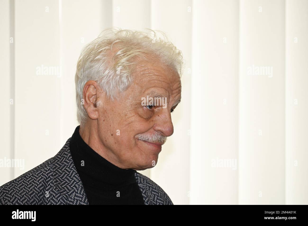 Milan, Italie. 19th décembre 2022. Milano, Italie ARNOLDO MONDADORI les livres pour changer la présentation mondiale de la fiction docu par Francesco Miccichè réalisateur interprété par Michele Placido, Valeria Cavalli, Flavio Parenti, Brenno Placido, Valentina Ghelfi, Produit par Gloria Giorgianni et Torre Sansonetti à partir de dans la photo:Michele Placido crédit: Agence de photo indépendante/Alamy Live News Banque D'Images
