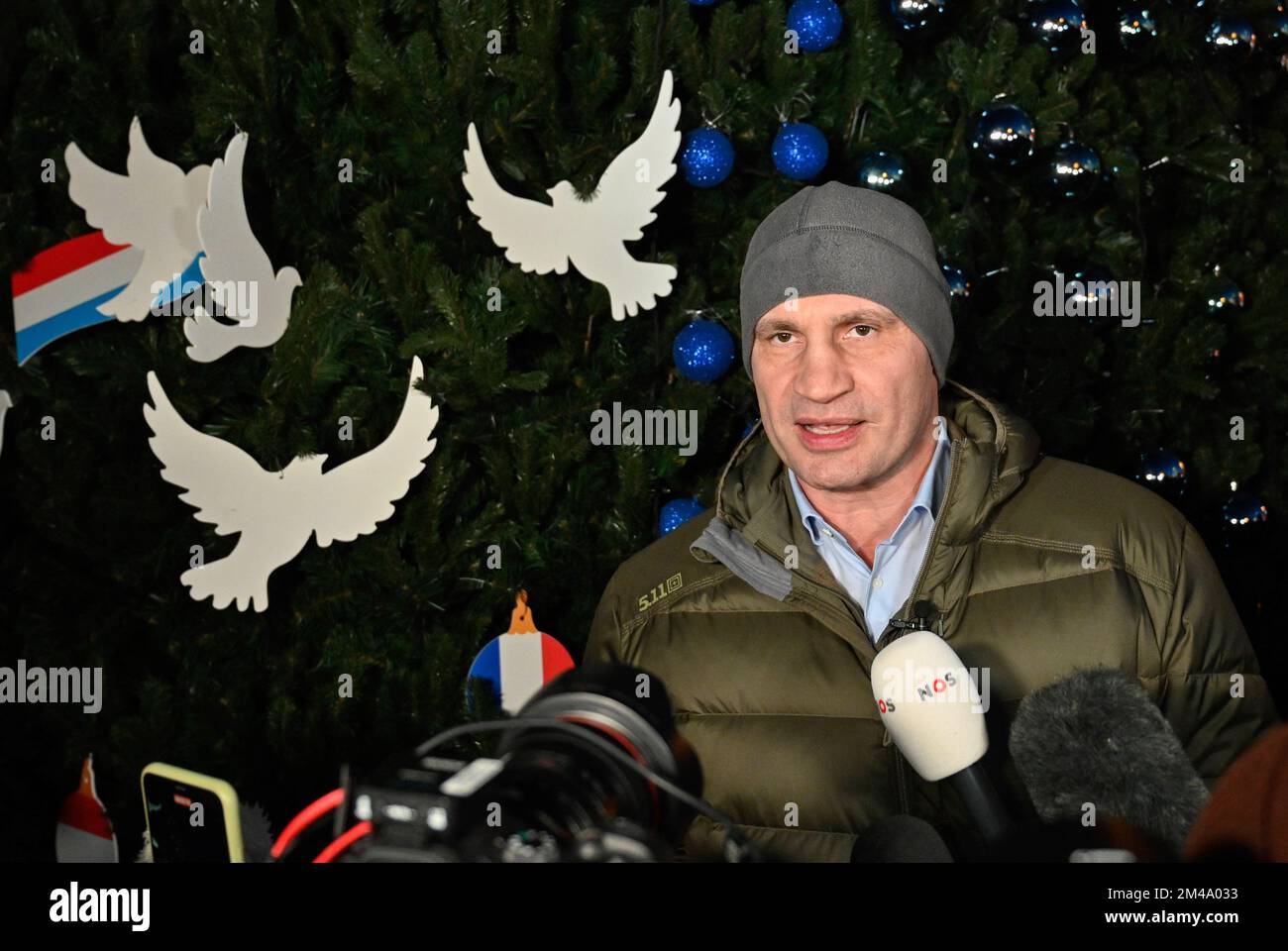 Kiev, Ukraine. 19th décembre 2022. Vitali Klitschko, maire de Kiev, parle avec les médias lors de la cérémonie d'inauguration de l'arbre de Noël sur la place Sofiivska, non loin de Saint-Laurent Cathédrale de Sophia pendant la panne de courant à Kiev. L'armée russe a mené des attaques massives de roquettes et de drones kamikaze sur les infrastructures énergétiques ukrainiennes. Après de graves dommages au réseau électrique dans de nombreuses villes d'Ukraine, la compagnie nationale d'électricité Ukrenergo a introduit des coupures d'électricité d'urgence et toutes les heures. (Photo par Sergei Chuzavkov/SOPA Images/Sipa USA) crédit: SIPA USA/Alay Live News Banque D'Images