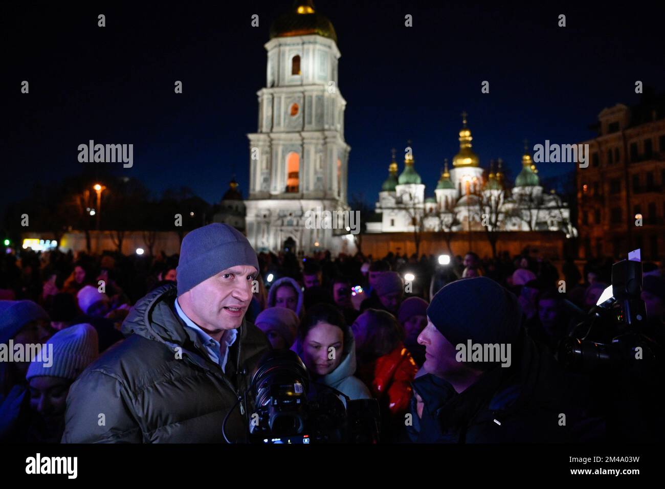 Kiev, Ukraine. 19th décembre 2022. Vitali Klitschko, maire de Kiev, parle avec les médias lors de la cérémonie d'inauguration de l'arbre de Noël sur la place Sofiivska, non loin de Saint-Laurent Cathédrale de Sophia pendant la panne de courant à Kiev. L'armée russe a mené des attaques massives de roquettes et de drones kamikaze sur les infrastructures énergétiques ukrainiennes. Après de graves dommages au réseau électrique dans de nombreuses villes d'Ukraine, la compagnie nationale d'électricité Ukrenergo a introduit des coupures d'électricité d'urgence et toutes les heures. (Photo par Sergei Chuzavkov/SOPA Images/Sipa USA) crédit: SIPA USA/Alay Live News Banque D'Images