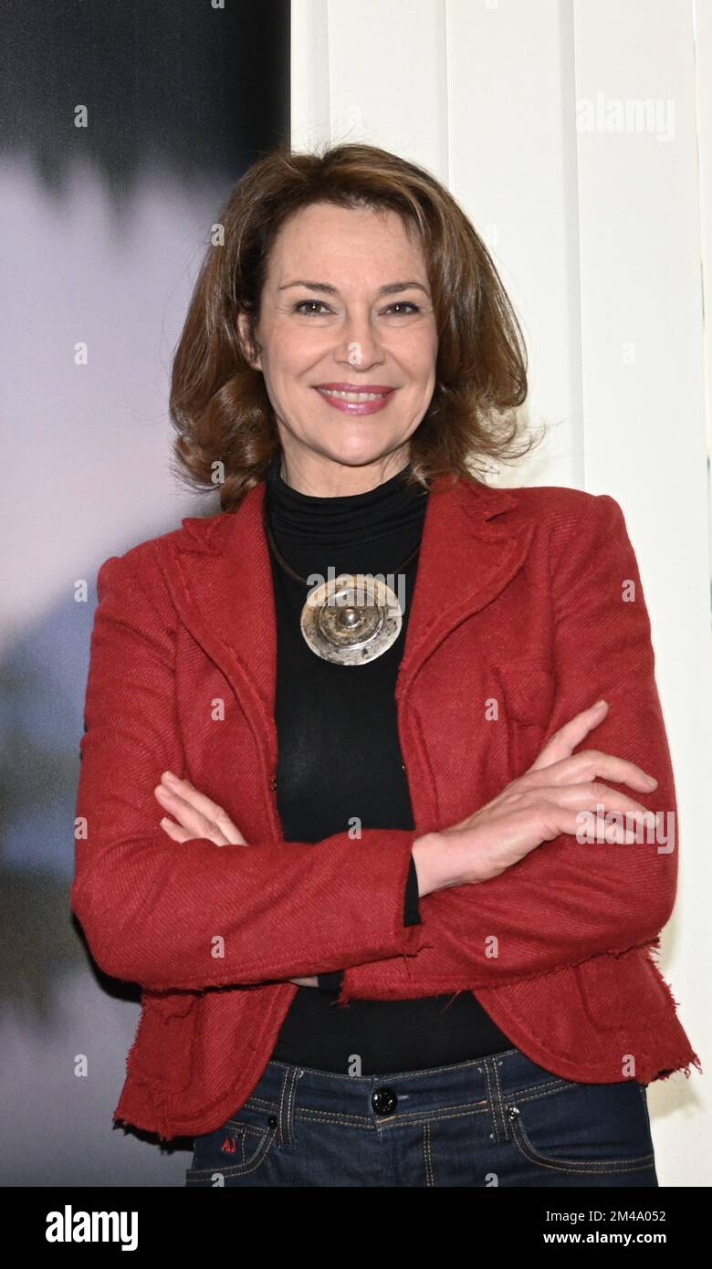 Milan, Italie. 19th décembre 2022. Milano, Italie ARNOLDO MONDADORI les livres pour changer la présentation mondiale de la fiction docu par Francesco Miccichè réalisateur interprété par Michele Placido, Valeria Cavalli, Flavio Parenti, Brenno Placido, Valentina Ghelfi, Produit par Gloria Giorgianni et Torre Sansonetti à partir de dans la photo:Valeria Cavalli crédit: Agence de photo indépendante/Alamy Live News Banque D'Images