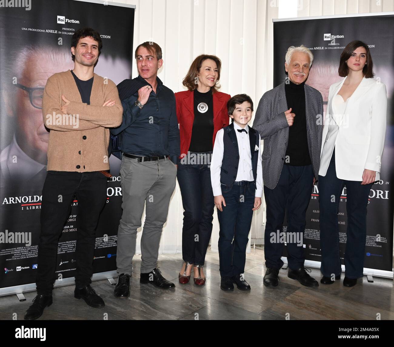 Milan, Italie. 19th décembre 2022. Milano, Italie ARNOLDO MONDADORI les livres pour changer la présentation mondiale de la fiction docu par Francesco Miccichè réalisateur interprété par Michele Placido, Valeria Cavalli, Flavio Parenti, Brenno Placido, Valentina Ghelfi, Produit par Gloria Giorgianni et Torre Sansonetti à partir de dans la photo: Cast Credit: Independent photo Agency/Alamy Live News Banque D'Images